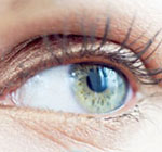Os olhos verdes lentes de contato dos  para ver cartas marcados